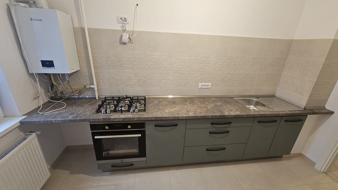 Bucătărie verde-oliv cu blat marmorat și cuptor Electrolux
