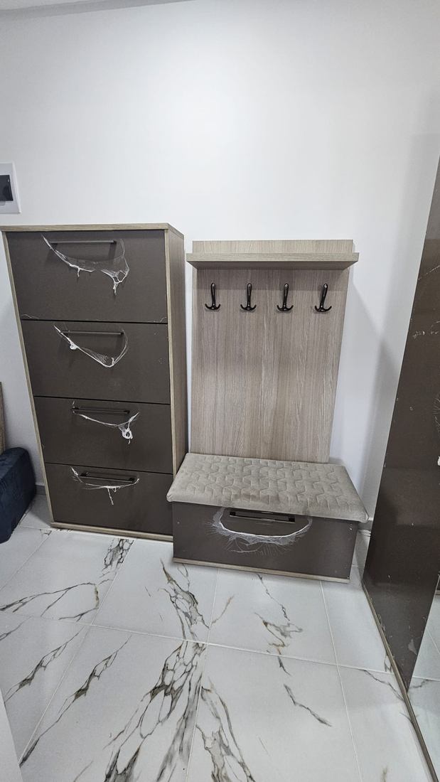 Mobilier de hol cu cuier, banchetă și comodă cu sertare