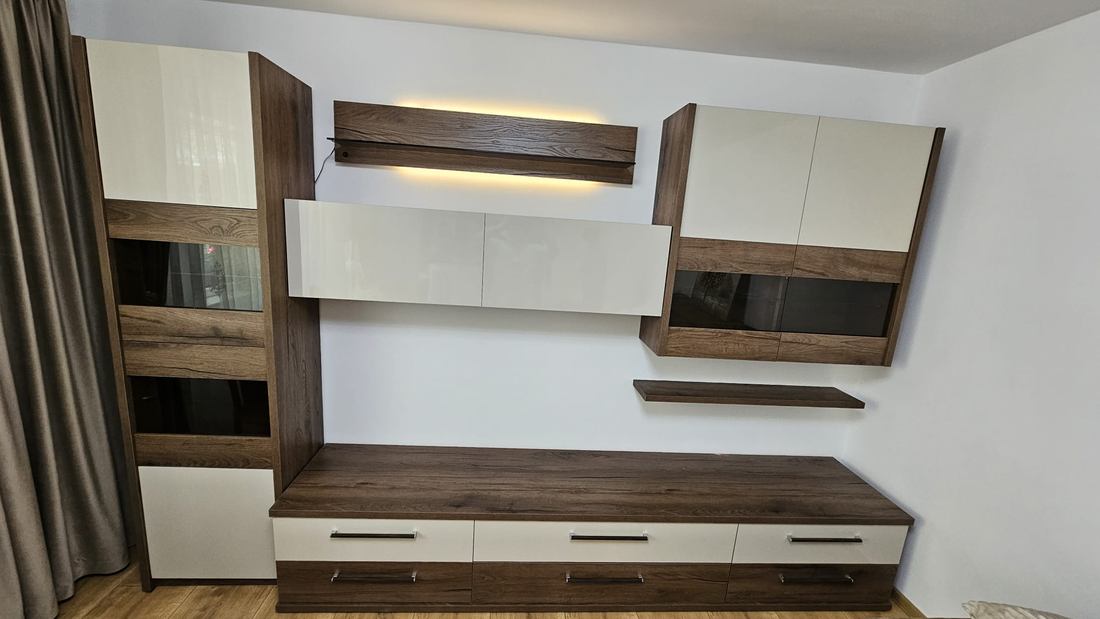 Living modern cu iluminare LED, corpuri suspendate și comodă TV