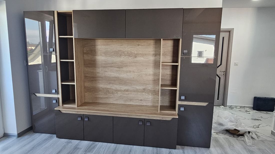 Living Smart cu spațiu TV din lemn deschis, vitrine și dulapuri laterale