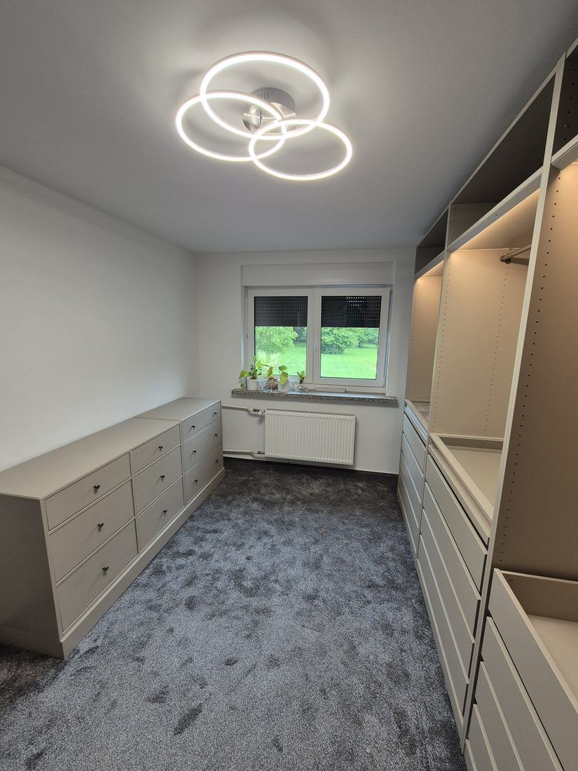 Dressing tip PAX cu sistem deschis, rafturi, sertare și iluminare integrată