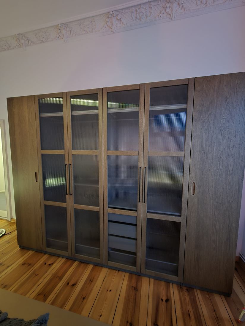 Ansamblu de dulapuri cu uși din sticlă riflată montat într-un apartament