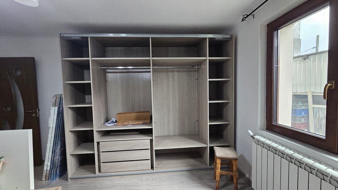 Interior de șifonier cu rafturi, bare de umeraș și sertare